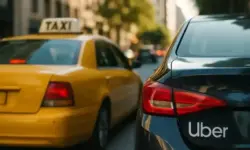 Taxi und Uber Auto als Symbolbild zur Preisobergrenze für Fahrdienste in Essen, fotorealistisch nachgestellt für Newsartikel.
