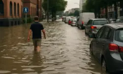 Extremwetterkongress Hamburg: Nachgestellte Szene einer überfluteten Straße mit Autos, Sinnbild für Klimawandel und Anpassungsstrategien.
