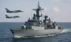 deutsche Fregatte Hamburg mit russischen Jets über der Ostsee, fotorealistische Nachstellung als Illustration für Newsartikel.