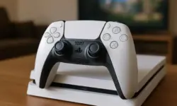 PlayStation 5 Controller auf Konsole als Symbolbild für PS Plus Oktober 2025 Spiele Line-up.