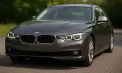 BMW Rückruf 2025 – Symbolbild eines BMW-Fahrzeugs wegen Brandgefahr durch defekten Starter, Rückrufaktion mit 136.500 betroffenen Autos in Deutschland.