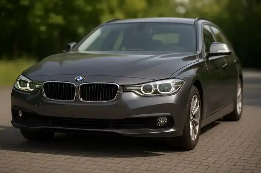 BMW Rückruf 2025 – Symbolbild eines BMW-Fahrzeugs wegen Brandgefahr durch defekten Starter, Rückrufaktion mit 136.500 betroffenen Autos in Deutschland.