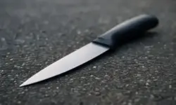 Symbolbild Messer auf Asphalt – Fahndung in Betzdorf nach 66-jährigem Mario A., drei Verletzte bei Messerangriff im familiären Umfeld.