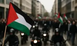 Pro-Palästina-Demonstration in Düsseldorf mit Motorrad-Korso und Fahnen, fotorealistisch nachgestellt für einen Newsartikel.