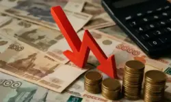 russische Wirtschaftskrise – Rubelscheine, Münzen und roter Abwärtspfeil als Darstellung von Rezession und finanziellen Problemen in Russland.