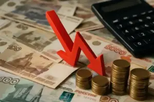 russische Wirtschaftskrise – Rubelscheine, Münzen und roter Abwärtspfeil als Darstellung von Rezession und finanziellen Problemen in Russland.