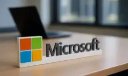 Microsoft Logo im Büro mit unscharfem Hintergrund, Symbolfoto zur Debatte um die Forderung nach Entlassung von Managerin Lisa Monaco.