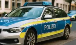 Deutsches Polizeiauto mit Blaulicht in städtischer Umgebung, genutzt als neutrale Illustration für Newsartikel.