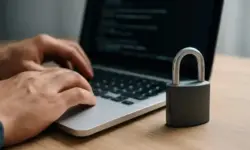 Jaguar Land Rover – Laptop mit Vorhängeschloss als Darstellung für digitale Sicherheit und staatliche Hilfen in der Autoindustrie.