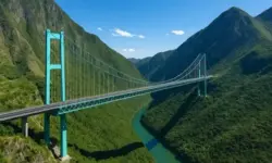 Symbolfoto einer hohen Hängebrücke über den Huajiang Grand Canyon in China, Darstellung der höchsten Brücke der Welt als fotorealistisches Symbolbild.