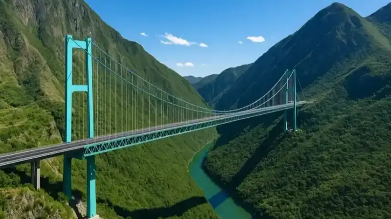 Symbolfoto einer hohen Hängebrücke über den Huajiang Grand Canyon in China, Darstellung der höchsten Brücke der Welt als fotorealistisches Symbolbild.