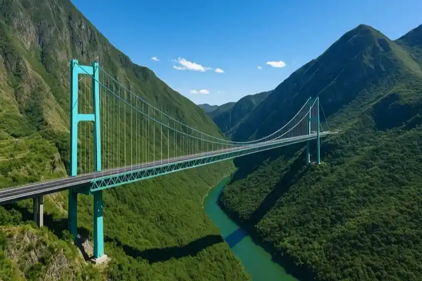 Symbolfoto einer hohen Hängebrücke über den Huajiang Grand Canyon in China, Darstellung der höchsten Brücke der Welt als fotorealistisches Symbolbild.