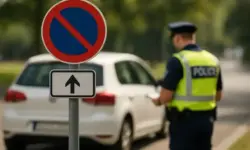 Parkverbotsschild mit Polizist und Auto im Hintergrund – Darstellung zu verschärften Verkehrsregeln in Griechenland 2025.
