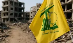 Hezbollah nach Krieg mit Israel: gelbe Flagge vor Trümmern, fotorealistische Nachstellung, Fokus auf Wiederaufbau und Konfliktumfeld.