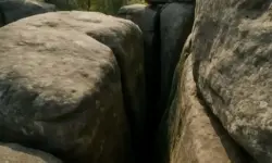 Felsspalte im Felsenlabyrinth Langenhennersdorf – zeigt die steinigen, rutschigen Formationen als typische Unfallgefahr im Gelände.