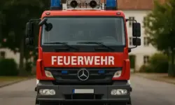 Firetag Bretten 2025: Frontalansicht eines roten Feuerwehrfahrzeugs mit Blaulichtern als fotorealistische Darstellung.