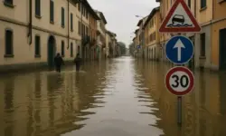 Überschwemmung Norditalien Herbst – überflutete Straße mit Wasser, typische Häuserfronten und Verkehrsschilder, stellvertretende Darstellung