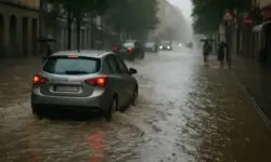 überfluteten Straße in Valencia bei Starkregen – Alarmstufe Rot in Spanien, Fluten und Ausnahmezustand in der Region.
