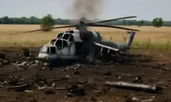 Symbolbild eines zerstörten Militärhubschraubers in einem Feld, fotorealistisch nachgestellt, als Illustration für Artikel über Drohnenabschuss in der Ukraine.