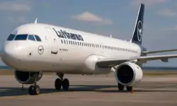 Lufthansa-Flugzeug auf dem Rollfeld, fotorealistisch dargestellt, als Illustration zum Artikel über den drohenden Lufthansa-Streik 2025.