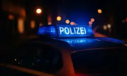 Polizeiauto mit Blaulicht bei Nacht als Symbolbild für eine Massenschlägerei in Gelsenkirchen mit Todesopfer und Schwerverletzten.