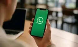 Smartphone und Laptop bei Tageslicht