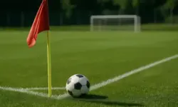 Fußballplatz mit Eckfahne und Ball – stellvertretend für den Angriff auf einen Schiedsrichter in der Dortmunder Kreisliga.