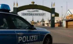 Oktoberfest München 2025 Bombendrohung – Polizeiauto vor Eingang, Festgelände geschlossen, Sicherheitsmaßnahme der Polizei.