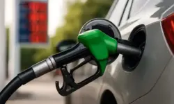 Tanken 2026: Grüner Zapfhahn an einem Auto, dargestellt als fotorealistisches Bild zur Veranschaulichung steigender Spritpreise laut ADAC-Prognose.
