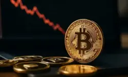 Goldene Bitcoin-Münze im Vordergrund, dahinter eine unscharfe rote Kurslinie, die einen Kursrückgang anzeigt.