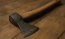 Nahaufnahme einer Hand, die eine Zigarette über einer geöffneten Schachtel mit Filterzigaretten hält, auf einem hellen Holztisch.