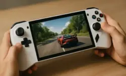 Nahaufnahme einer Person, die eine weiße tragbare Spielkonsole in den Händen hält, auf deren Bildschirm ein Rennspiel mit rotem Sportwagen läuft.