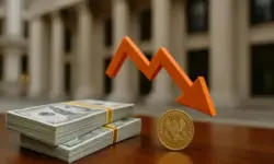 Ein Stapel US-Dollar-Scheine, eine goldene Münze und ein roter Abwärtspfeil vor Säulen eines Bankgebäudes.