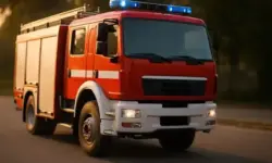 Rotes Feuerwehrauto vor Flammen und Rauchwolke, stellvertretend für den Großbrand im Freiburger Industriegebiet Hochdorf.