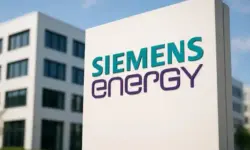 Siemens Energy – modernes Firmengebäude mit Logo, fotorealistische Aufnahme als neutrale Illustration für einen Newsartikel über die Siemens Energy Aktie.