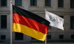 Deutsche Flagge im Vordergrund, afghanische Flagge im Hintergrund vor einem Amtsgebäude – Darstellung zum Thema Taliban-Konsularbeamte in Deutschland.