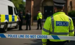 Polizeieinsatz mit Absperrband vor einem Gebäude in Manchester, aufgenommen als fotorealistische Nachstellung zum Messerangriff vor einer Synagoge.