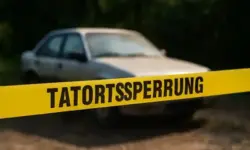 Gelbes Polizeiband mit der Aufschrift „Crime Scene Do Not Cross“ vor einem unscharfen, verlassenen Auto im Hintergrund.