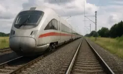 Ein moderner Intercity-Zug steht auf offener Strecke unter wolkigem Himmel, fotografiert mit Tiefenschärfe und ohne Menschen.