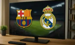 Ein moderner Fernseher zeigt die Logos des FC Barcelona und von Real Madrid in einem Wohnzimmer mit warmer Beleuchtung.