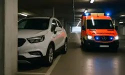 Rettungswagen in Tiefgarage Hamburg-Wandsbek, Darstellung eines tragischen Unfalls als illustrative Nachstellung für Newsartikel.
