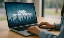 Digitalisierung und Transformation in Karlsruhe – Laptop auf Tisch mit digitalem Stadtbild, als Darstellung für digitalen Wandel.