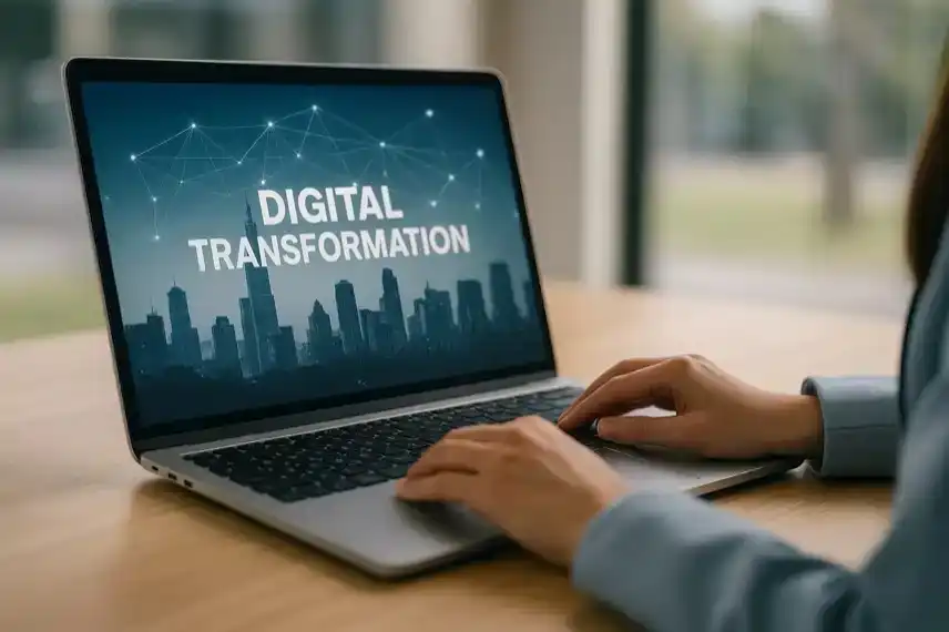 Digitalisierung und Transformation in Karlsruhe – Laptop auf Tisch mit digitalem Stadtbild, als Darstellung für digitalen Wandel.