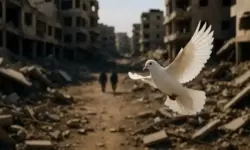 Gaza: Weiße Taube fliegt vor zerstörten Gebäuden als Zeichen für Hoffnung und Frieden im Nahostkonflikt.