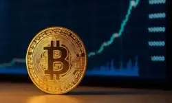 Bitcoin-Münze vor einem Chart mit steigendem Kurs – Darstellung des Bitcoin-Allzeithochs über 124.000 US-Dollar.