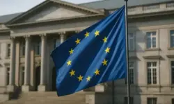 EU-Flagge vor einem Regierungsgebäude als Symbolbild für die Kritik des slowakischen Premiers Robert Fico an der Europäischen Union.