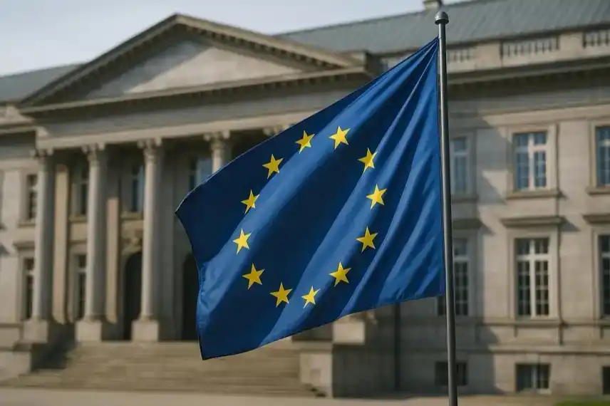 EU-Flagge vor einem Regierungsgebäude als Symbolbild für die Kritik des slowakischen Premiers Robert Fico an der Europäischen Union.