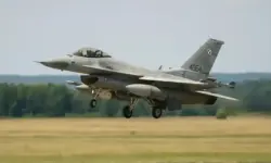 Polnischer F-16-Kampfjet beim Start als Symbolbild für erhöhte Alarmbereitschaft Polens im Ukraine-Konflikt.