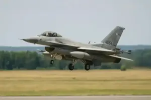 Polnischer F-16-Kampfjet beim Start als Symbolbild für erhöhte Alarmbereitschaft Polens im Ukraine-Konflikt.