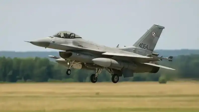 Polnischer F-16-Kampfjet beim Start als Symbolbild für erhöhte Alarmbereitschaft Polens im Ukraine-Konflikt.